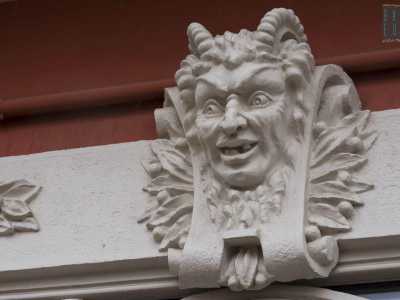 Anche qui ci troviamo in presenza di un edificio particolare, con un portone d�ingresso su cui compare un suggestivo mascherone apotropaico che ritrae un demone